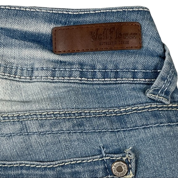 Wallflower vintage size 3 light wash distressed skinny jeans double button EUC - Picture 10 of 15